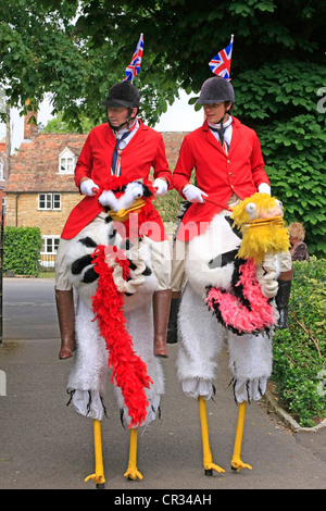 Stelzen laufen Strauß Reiten Comedians auf einer Park-Party in Dorset Stockfoto