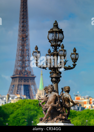 Frankreich Paris Detail Pont Alexandre 111, Eiffelturm im Hintergrund Stockfoto