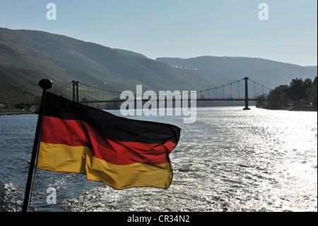 Deutschland-Flagge auf Ausflugsschiff an der Mosel zwischen Bernkastel-Kues und Traben-Trabach, Mosel Stockfoto