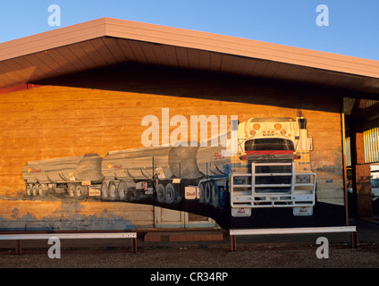 Australien, Northern Territory, bemalten Wand vertreten ein Sattelzug an der Wand des drei-Wege-pub Stockfoto