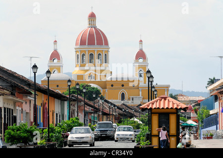 Calle la Calzada, der Hauptstraße mit Blick auf die Kathedrale von Granada, Granada, Nicaragua, Mittelamerika Stockfoto