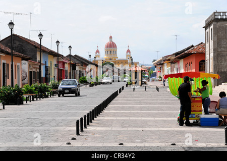 Calle la Calzada, der Hauptstraße mit Blick auf die Kathedrale von Granada, Granada, Nicaragua, Mittelamerika Stockfoto