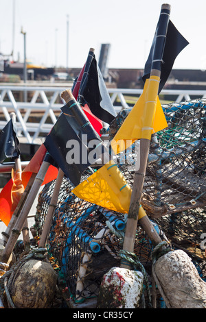 Angeln Bojen und Creels auf Quayside. Arbroath Harbour Schottland Großbritannien Stockfoto