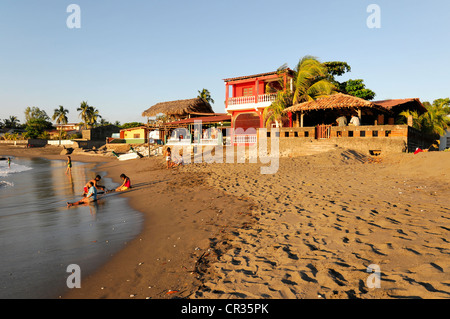 Las Penitas Strand in der Nähe von Poneloya in der Abenddämmerung, Leon, Pazifik, Nicaragua, Mittelamerika Stockfoto