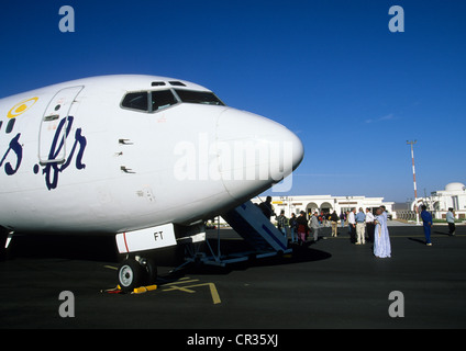 Mauretanien, Adrar Region, Atar Flughafen, Flugzeug und Ankunft einer Gruppe von Touristen Stockfoto