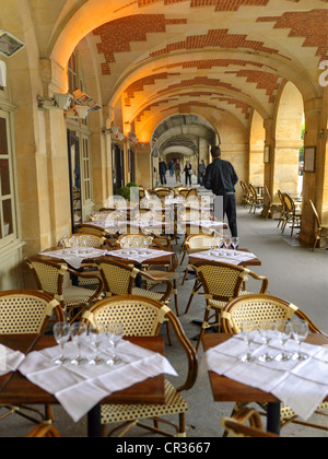 Paris Cafe Szene Place Des Voges Stockfoto