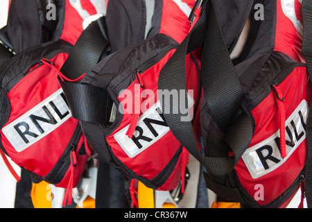 RNLI Besatzung Schwimmwesten. Arbroath Rettungsstation Scotland UK Stockfoto