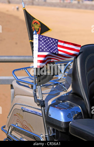 Die amerikanische Flagge und Honda Goldwing club Flagge zusammen auf der Rückseite eines Motorrades Stockfoto