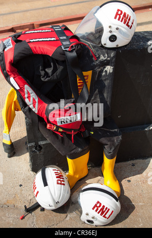 Helme, Schwimmwesten und wasserdichten Anzug, Ausrüstung von der RNLI bei Arbroath Lifeboat station Scotland UK Stockfoto