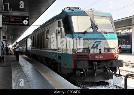 Zug nach Neapel, Bahnhof Venezia Santa Lucia, Venedig, Venetien, Italien, Europa Stockfoto