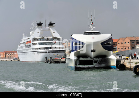 Adria-Jet Speed Katamaran, 43 m, 343 Passagiere und Seabourn Spirit, Kreuzfahrtschiff, Baujahr 1989, 133,4 m Stockfoto