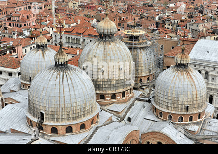 Markus Basilika, Basilica di San Marco, Kuppeln von Campanile-Turm, dem Markusplatz, Venedig, Venetien, Italien Stockfoto