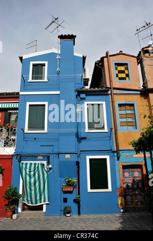 Bunt bemalte Fassade auf den Kanal, Burano, Venedig, Veneto Region, Italien, Europa Stockfoto