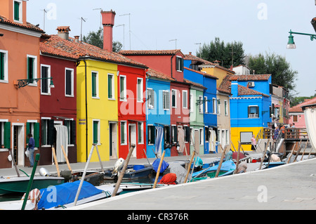 Bunte Häuserzeile entlang eines Kanals, Burano, Venedig, Veneto, Italien, Europa Stockfoto