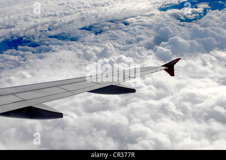 Rechter Flügel, Airbus A 319 im Flug über Wolken Stockfoto