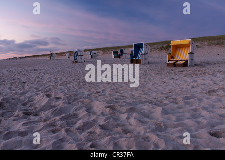 Überdachten Strand Strandkörben am Strand kurz nach Sonnenuntergang, Hoernum, Sylt, Norden Frisia, Schleswig-Holstein, Deutschland, Europa Stockfoto