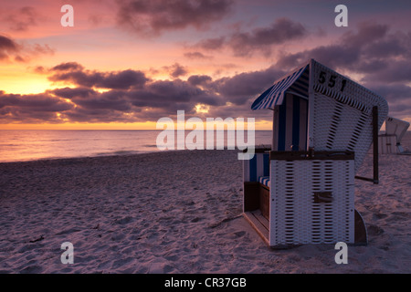 Überdachten Strandkorb am Strand bei Sonnenuntergang, Hoernum, Sylt, Norden Frisia, Schleswig-Holstein, Deutschland, Europa Stockfoto