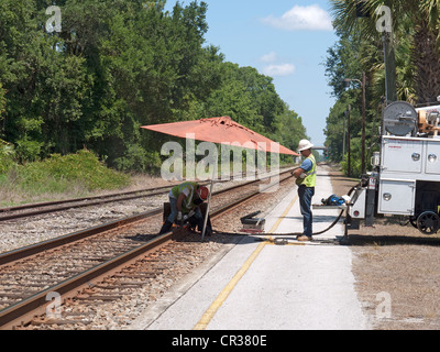 Oberbau-Ingenieure arbeiten an die Eisenbahn zu verfolgen, in der Nähe von DeLand Station Florida USA Stockfoto