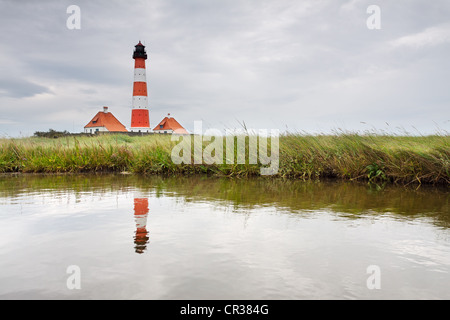 Leuchtturm Westerheversand auf der Halbinsel Eiderstedt, mit einer Reflexion, Nordfriesland, Schleswig-Holstein, Deutschland, Europa Stockfoto