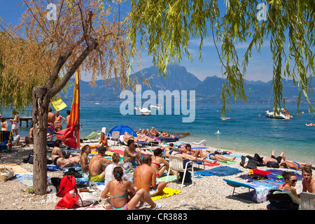 Italien, Venetien, Gardasee, Torri del Benaco, Strand Stockfoto