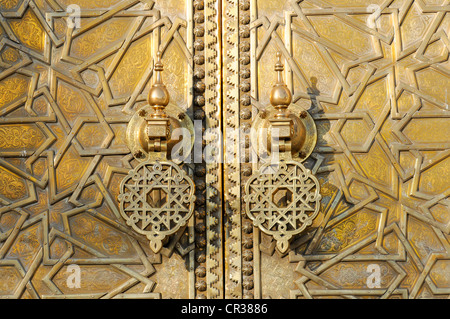 Türklopfer Messing auf das Tor des königlichen Palastes, Dar el Makhzen, Fes, Fes, Marokko, Afrika Stockfoto