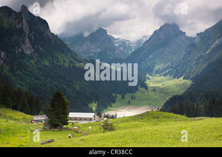 Bauernhof auf der Alm Söll, Alm, im Alpstein-Bereich mit Blick in Richtung Saemtisersee See und Mt Widderalpstoeck, Stockfoto