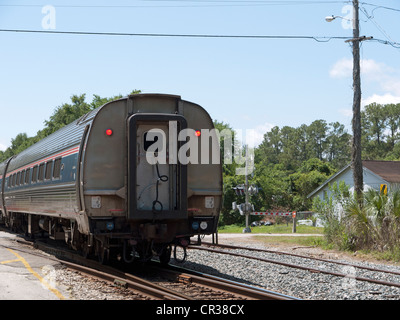 Hinten Beförderung von einer Eisenbahn Amtrak Zug verlassen DeLand Schiene Station Florida USA Stockfoto