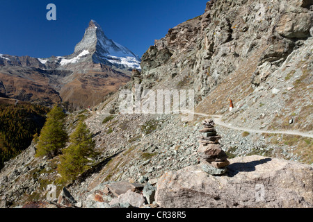 Cairn unter Blauherd Alp mit Blick auf Mt Matterhorn 4478 m, Zermatt, Kanton Wallis, Schweiz, Europa, PublicGround Stockfoto