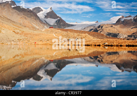 Stellisee See in der Nähe von Zermatt mit Reflexionen, Blick Richtung Fluhalp Hütte und Findelgletschers, Zermatt, Kanton Wallis, Schweiz Stockfoto