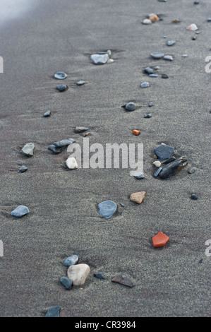 Die verschiedenfarbigen Steine am Strand Stockfoto