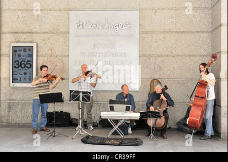 Straßenmusiker, kleines Orchester vor dem Kaufhaus El Corte Ingles, Stadtzentrum von Madrid, Spanien, Europa Stockfoto