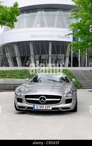 Mercedes Benz SLS AMG, 6, 3, vor dem Mercedes-Benz Museum, Stuttgart, Baden-Württemberg, Deutschland, Europa Stockfoto