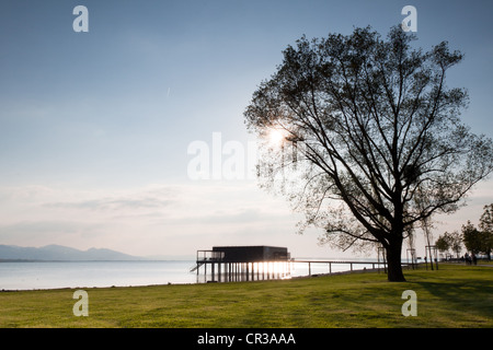 Badehaus am Kaiserstrand Strand in Lochau mit Pfaendergipfel Spitze, Bregenz, Vorarlberg, Austria, Europe Stockfoto