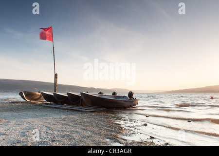 Angelboote/Fischerboote auf der Sandseele bei Sonnenuntergang, Insel Reichenau, Weltkulturerbe, Landkreis Konstanz Grafschaft Stockfoto