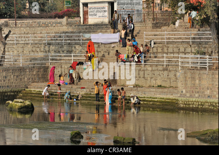 Indischen Menschen rituell waschen sich im Fluss Betwa, Orchha, Madhya Pradesh, Nordindien, Indien, Asien Stockfoto