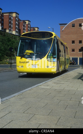 Quaylink Hybrid Electric Bus-Service verbindet Newcastle Upon Tyne und Gateshead Stadtzentren im Nordosten Englands. Stockfoto