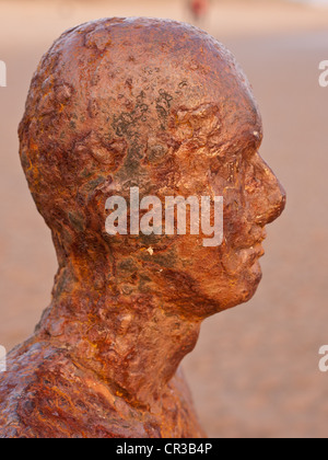 Nahaufnahme Detail in Antony Gormley Iron Men zeigen. Teil des "Woanders" befindet sich auf Crosby Strand Merseyside England Stockfoto