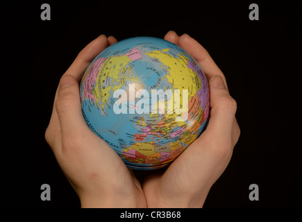 Hände halten Globus, symbolisches Bild "Rettet unsere Erde" Stockfoto