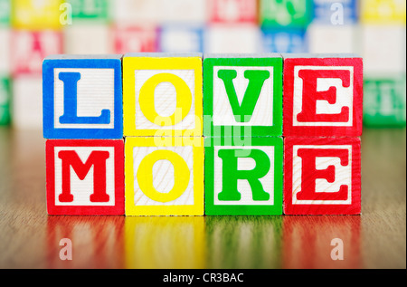 Liebe im Alphabet Bausteine ausgeschrieben Stockfoto