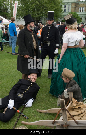 Charles Dickens-Festival. Rochester, Kent UK. Historische Kostüme, Männer Stovepipe Spitze Hüte tragen. HOMER SYKES Stockfoto