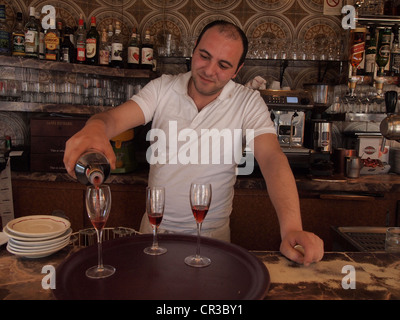 Barkeeper gießt Champagner in einem Bistro in Paris, Frankreich, 12. Mai 2012, © Katharine Andriotis Stockfoto