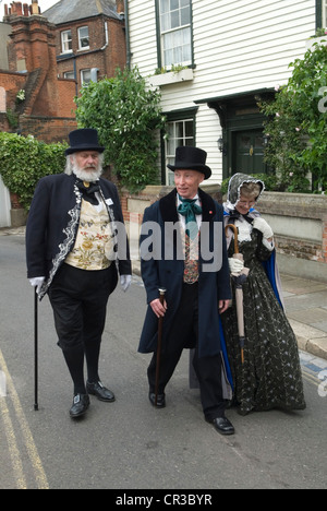 Charles Dickens Festival. Menschen, die den Autor feiern, tragen ein Kostüm aus dem 19. Jahrhundert. Rochester Kent England 2012 2010er Jahre Großbritannien. HOMER SYKES Stockfoto