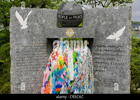Japan, Insel Kyushu, Kyushu Region, Nagasaki, Urakami District, Nagasaki National Peace Memorial, Papier Kräne (Friedenssymbol) Stockfoto