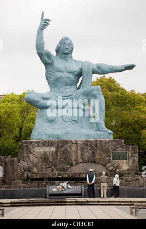 Japan, Insel Kyushu Kyushu Region, Nagasaki, Urakami District, Nagasaki Friedenspark, Frieden Statue von Kitamura Seibo Stockfoto