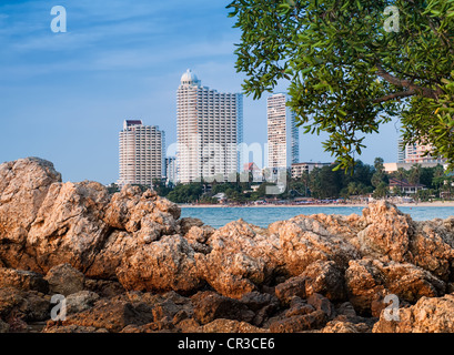 zeigen Sie auf der Pattaya Beach mit dem Gebäude der Stadt im Hintergrund, für den Tourismus an, Reise-Themen, Pattaya, Thailand Stockfoto