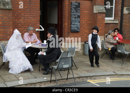 Charles Dickens Fans verkleiden sich als Figur aus einem seiner Romane. Besuchen Sie das jährliche Charles Dickens Festival, eine Feier seines Lebens und seiner Arbeit im britischen HOMER SYKES der 2012 2010er Jahre in Rochester Kent England Stockfoto