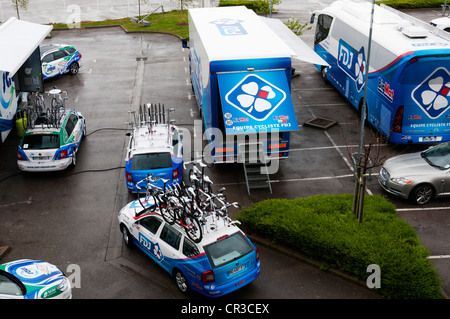 Begleitfahrzeuge für die Tour de France 2012 in Calais Hotelparkplatz. Stockfoto