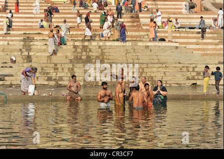 Gläubige in rituellen Waschungen an den Ufern des Ganges Fluß, Varanasi, Benares, Uttar Pradesh, Indien, Südasien Stockfoto