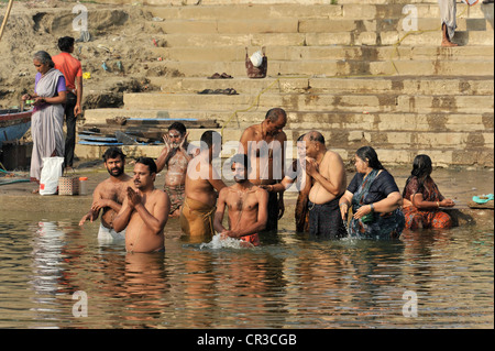 Gläubigen auf die Ghats oder Schritte an den Ufern des Flusses Ganges in rituellen Waschungen, Varanasi, Benares, Uttar Pradesh, Indien Stockfoto