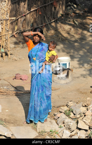 Indische Frau mit Kleinkind, Khajuraho, Madhya Pradesh, Indien, Asien Stockfoto